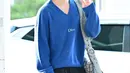 Ia mengenakan sweater knit biru dengan celana pendek kargo berwarna hitam [Dior]