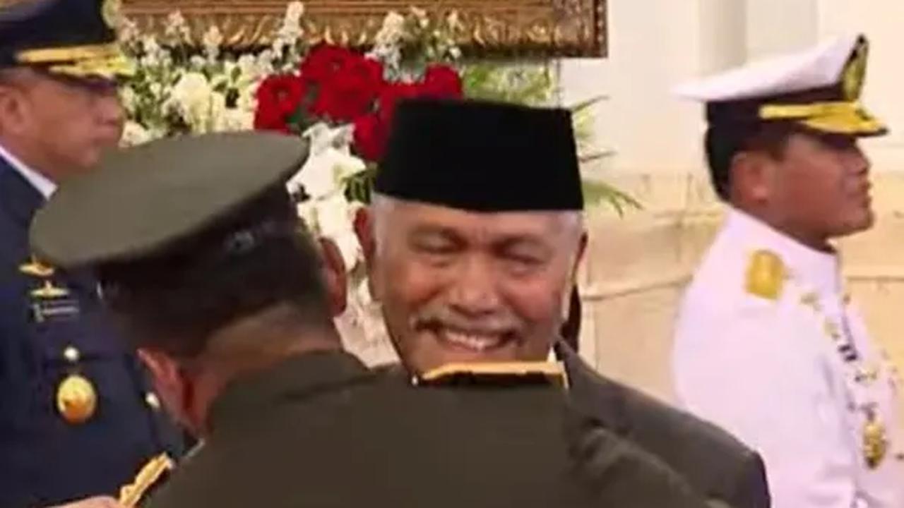 Luhut terlihat menangis terharu setelah Maruli selesai dilantik. Momen itu terjadi saat menantunya tersebut diberikan ucapan selamat kepada Presiden Jokowi dan para menteri yang hadir.<br>