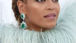 Penyanyi Beyonce ketika menghadiri ajang MTV Video Music Awards (VMA) 2016 di New York, Minggu (28/8). Malam itu, Beyonce mengenakan perhiasan Lorraine Schwartz senilai Rp 24 miliar sebagai anting. (Larry Busacca/GETTY IMAGES NORTH AMERICA / AFP)