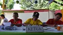 Petugas KPPS menggunakan jersey negara peserta Piala Dunia pada Pilkada Serentak 2018 di TPS 7 Kelurahan Bulu Lor, Semarang. Rabu (27/6). Konsep Piala Dunia tak hanya jersey tapi diikuti ornamen dan bendera dari perwakilan negara. (Liputan6.com/Gholib)