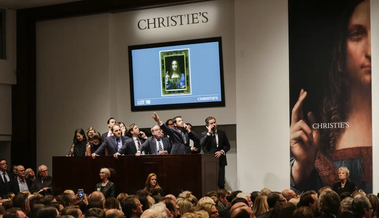 Sejumlah agen berbicara dengan klien mereka lewat telepon saat menawar dalam lelang lukisan 'Salvator Mundi' karya Leonardo da Vinci di Christie's New York Auction House, New York City (15/11). (Drew Angerer/Getty Images/AFP)