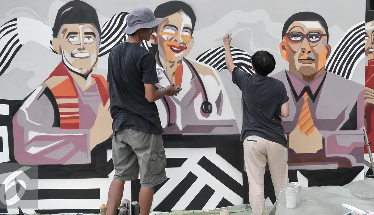 Sejumlah pekerja menyelesaikan mural di lokasi Taman Pandang Istana Jalan Medan Merdeka Utara, Jakarta, Jumat (29/7). Jelang diresmikan, Taman Pandang Istana di Jalan Medan Merdeka Utara mulai dihias. (Liputan6.com/Yoppy Renato)