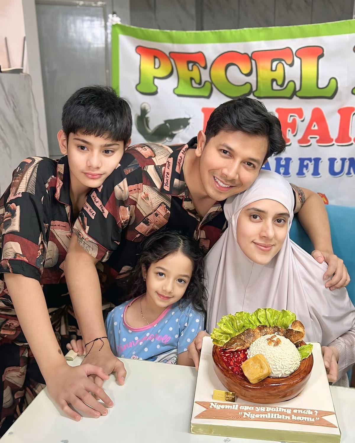 7 Potret Kejutan Ulang Tahun Fairuz A Rafiq dari Suami dan Anak, Bentuk Kuenya Bikin Salah Fokus