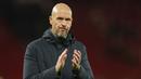 Pelatih Manchester United, Erik ten Hag memberikan tepuk tangan setelah laga 16 besar Carabao Cup 2023/2024 melawan Newcastle di Old Trafford, Manchester, Inggris, Kamis (02/11/2023) dini hari WIB. (AP Photo/Dave Thompson)