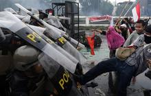 FOTO: Bentrokan Panas Pengunjuk Rasa vs Polisi di DPR, Pukulan Kayu Dibalas Meriam Air