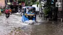Data terbaru sebaran banjir yang disampaikan Badan Penanggulangan Bencana Daerah (BPBD) Jakarta, hingga hingga pukul 10.00 WIB pagi, masih terdapat 14 RT dan 3 ruas jalan tergenang. (Magang/Liputan6.com/Muhammad Rizal)