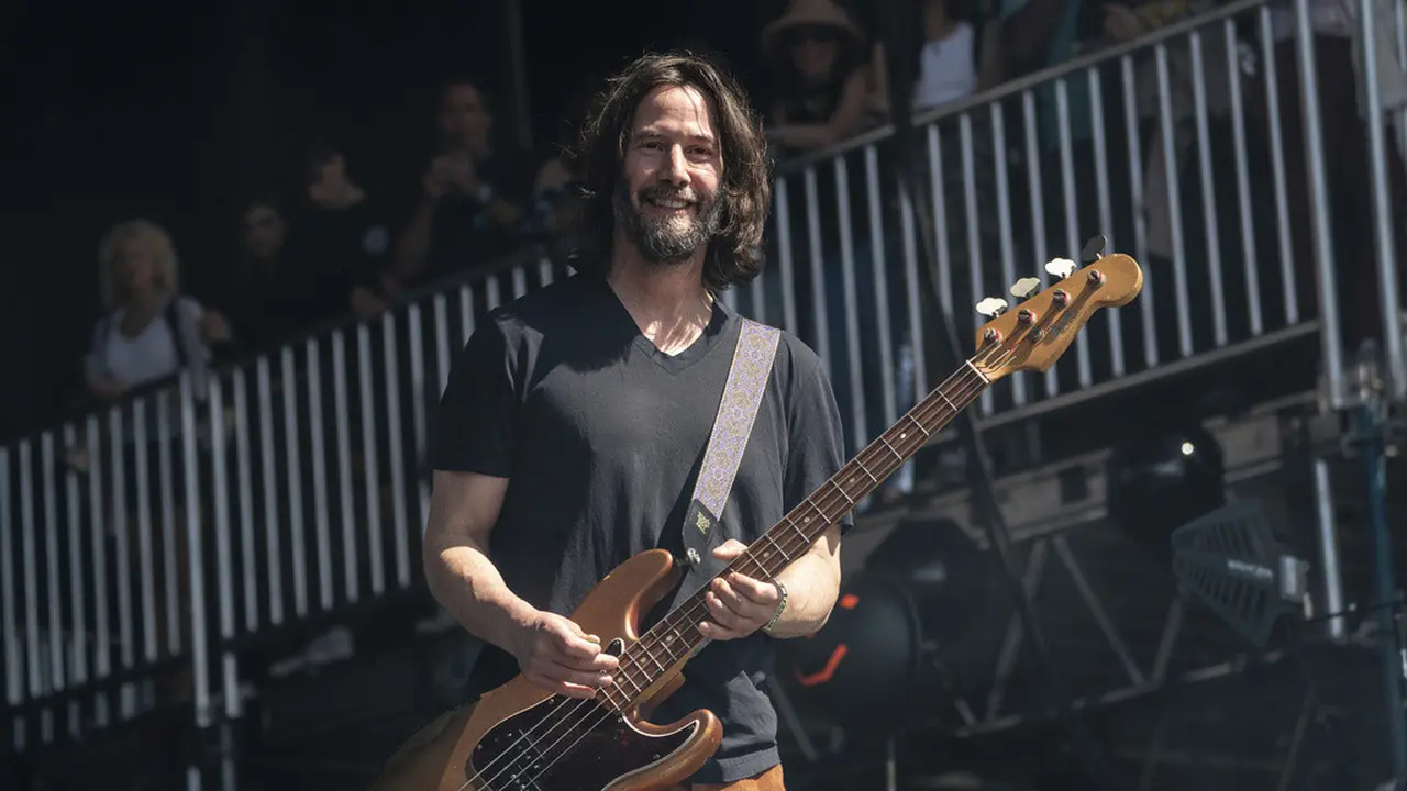 Keanu Reeves sebagai bassist Dogstar di BottleRock Napa Valley Music Festival. (Amy Harris/Invision/AP)