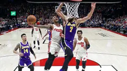 Pebasket Portland Trail Blazers, Damian Lillard, berusaha memasukkan bola saat melawan Los Angeles Lakers di Moda Center, Sabtu 928/12). LA Lakers menang 128-120 atas Portland Trail Blazers. (AP/Craig Mitchelldyer)