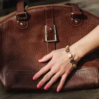 Ilustrasi merawat tas kulit sintetis. (c) kasanka/Depositphotos.com