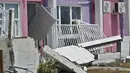 Sebuah penginapan mengalami kerusakan akibat Badai Idalia di Cedar Key, Florida, Kamis, 31 Agustus 2023. Idalia mendarat pada Rabu dini hari di sepanjang panhandle Florida. (AP Photo/Chris O'Meara)