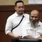 Terdakwa Gubernur nonaktif Papua Lukas Enembe (kedua kiri) saat menghadiri sidang lanjutan di Pengadilan Tipikor, Jakarta, Senin (21/8/2023). Sidang tersebut beragendakan mendengarkan keterangan tiga orang saksi yang dihadirkan Jaksa Penuntut Umum (JPU) dan satu orang saksi tidak hadir dalam kasus dugaan suap dan gratifikasi yang menjerat Lukas Enembe. (Liputan6.com/Johan Tallo)