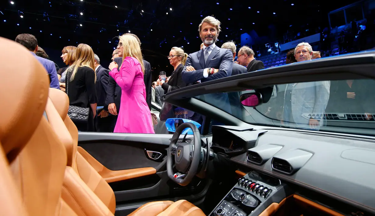 CEO Lamborghini Stephan Winkelmann berpose di samping LP 6104 Spyder Huracan jelang Frankfurt Motor Show (IAA) di Frankfurt, Jerman (14/9/2015). Mobil Lamborghini seharga 186,5 ribu euro ini berkecepatan 100 km/jam dalam 10,2 detik. (Reuters)