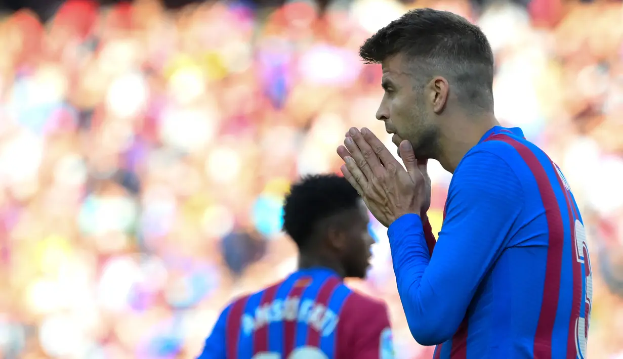 Pada menit ke-35 Barcelona nyaris menyamakan skor 1-1. Tandukan Gerard Pique usai meneruskan umpan sepak pojok Memphis Depay masih menyamping di sisi kiri gawang Real Madrid yang dikawal Thibaut Courtois. (AFP/Lluis Gene)