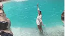 Berenang di bawah air terjun yang bening, Raline Shah kenakan bikini hitam berlapis kemeja linen [@ralineshah]