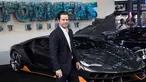 Mark Wahlberg berpose didepan mobil Lamborghini Centenario saat pemutaran perdana film 'Transformers, The Last Knight' di London (18/6). Lamborghini ini akan muncul dalam film Transformers ke-5. (Vianney Le Caer/AP Images for Automobili Lamborghini)