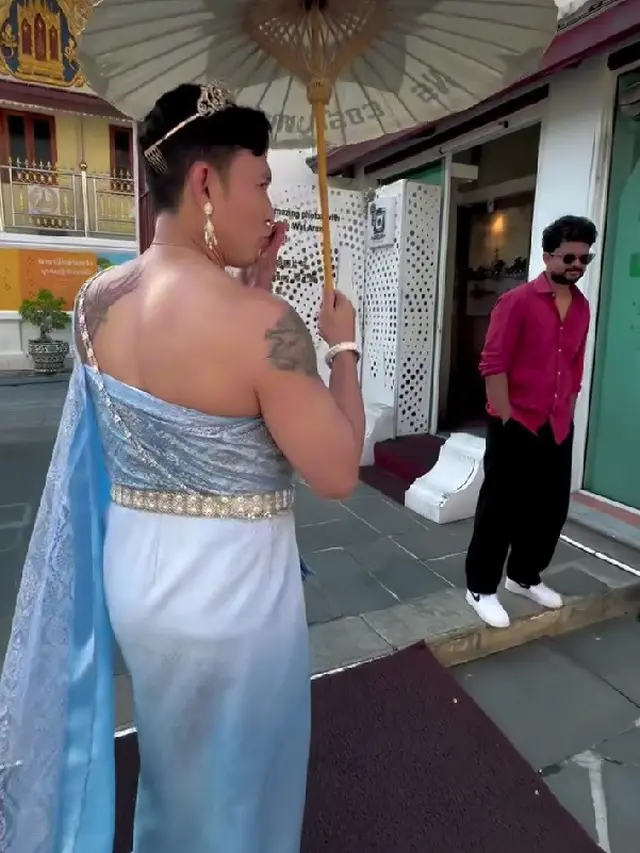 Potret Denny Sumargo Pakai Baju Tradisional Wanita Thailand (credit: instagram/sumargodenny)