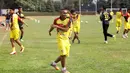 Titus Bonay, salah satu andalan Sriwijaya FC di lini depan dalam latihan di Stadion Soemantri Brojonegoro, Jakarta, Jumat (16/10/2015) pagi WIB. (Bola.com/Nicklas Hanoatubun)