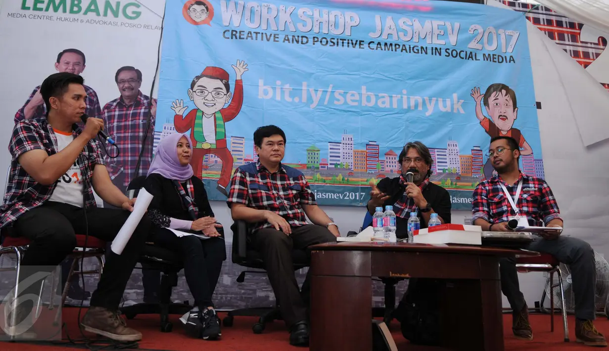 Suasana workshop di Rumah Lembang, Jakarta, Jumat (13/1). Relawan pendukung pasangan calon gubernur DKI Jakarta nomer 2 Ahok-Djarot mengadakan kegiatan workshop dan nonton bareng debat KPUD untuk Cagub Cawagub Jakarta. (Liputan6.com/Gempur M Surya)