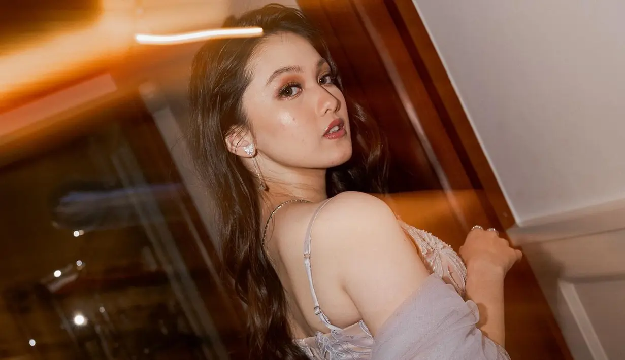 Potret Aisyah Aqilah di gala premiere film Anak Kolong sukses bikin pangling. Sentuhan warna bold di kelopak mata dan lipstiknya, pesona Aisyah Aqilah semakin terpancar. Wajah artis berusia 21 tahun ini dipoles oleh MUA ternama Ryan Ogilvy. Tone warna kulit Aisyah Aqilah yang sudah putih, tentunya cocok dengan tema makeup flawless tersebut. (Liputan6.com/IG/@aisyahaqilahh)