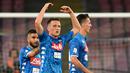 Gelandang Napoli, Piotr Zielinski (tengah) berselebrasi usai menceta gol ke gawang AC Milan pada lanjutan Liga Serie A Italia di San Paolo Stadium, Naples (25/8). Zielinski mencetak dua gol di pertandingan tersebut. (AFP Photo/Alberto Pizzoli)