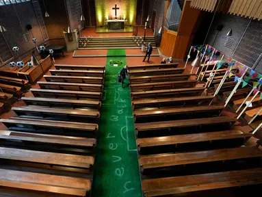 Gereja Evangelis Emaus dihiasi dengan karpet hijau bergambar lapangan sepak bola di Gelsenkirchen, Jerman, Minggu, 23 Juni 2024. (AP Photo/Alessandra Tarantino)