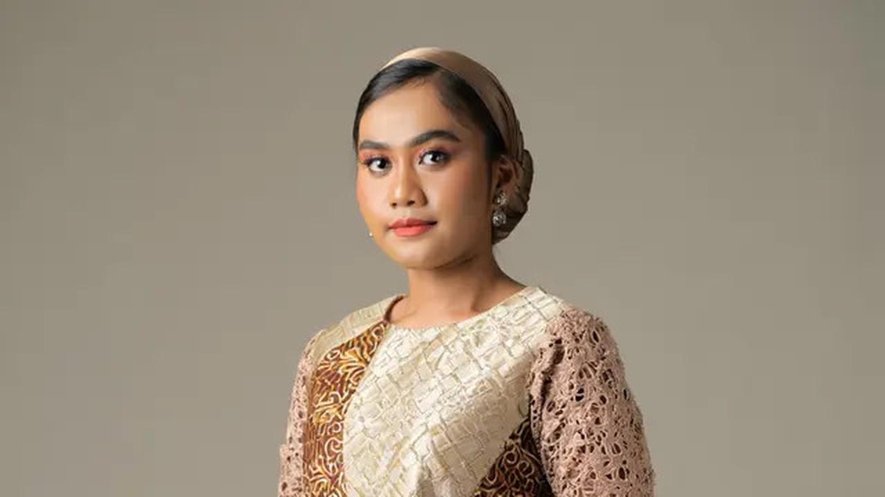 7 Dress Batik Kombinasi Brokat Belah Samping Terbaru 2025 dengan Sentuhan Modern Elegan
