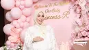 Sehari sebelum menanti lahirnya bayi perempuan mereka yang bernama “ Princess R “, Syahrini menggelar pesta dengan tema serba pink.  [@princessyahrini].