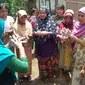  Sri Zulfiana, sanitarian di Kecamatan Wanasaba, Kabupaten Lombok Timur, Nusa  Tenggara Barat sedang  sedang mencontohkan cara mencuci tangan pakai sabun. (Foto: Dok Pribadi)