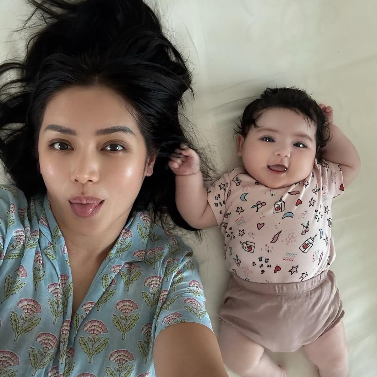 7 Potret Jessica Iskandar Selfie Bareng Baby Hagia, Ibu dan Anak Sama Cantiknya