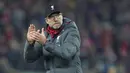Penyerang Liverpool, Sadio Mane, melepaskan tendangan ke gawang Wolverhampton Wanderers pada laga Premier League 2019 di Stadion Anfield, Minggu (29/12). Liverpool menang 1-0 atas Wolverhampton. (AP/Jon Super)