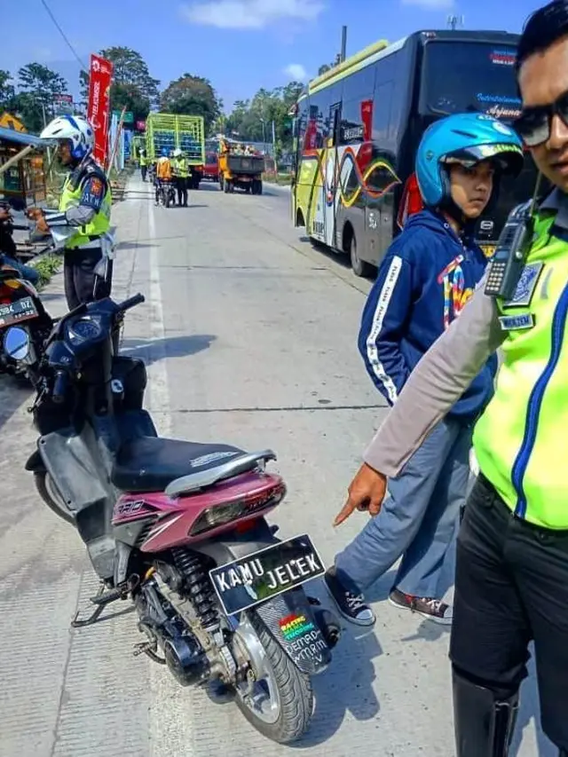 plat nomor nyeleneh (foto: instagram/@satlantaspolresgarut)