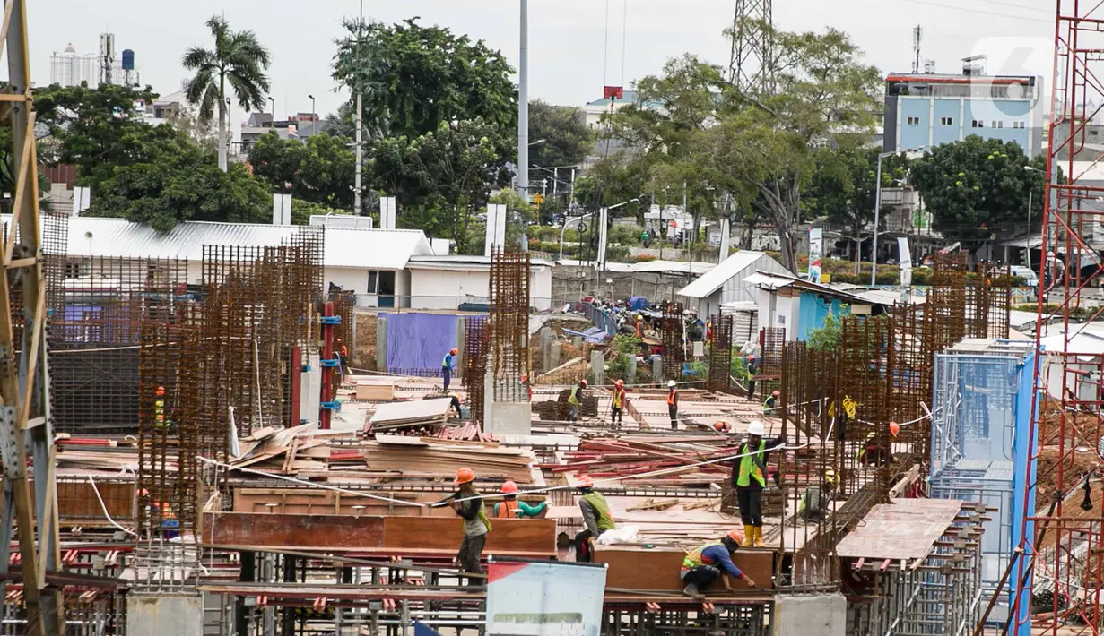 Aktivitas pekerja di proyek pembangunan Pasar Senen Jaya Blok I dan II di kawasan Pasar Senen, Jakarta, Senin (21/12/2020). Pembangunan dua blok setinggi enam lantai ini diperkirakan rampung pada April 2020. (Liputan6.com/Faizal Fanani)