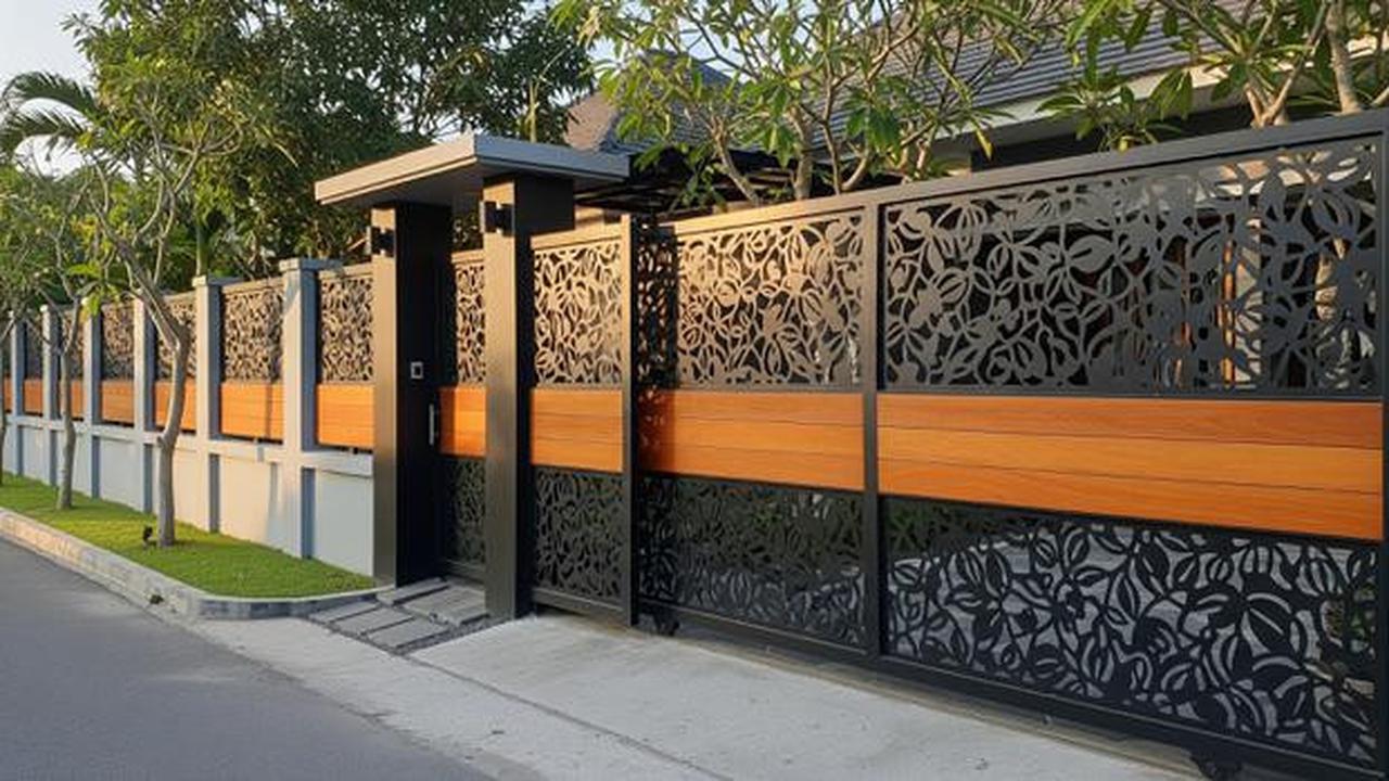 Merasa Rumah Kurang Aman? 10 Model Pagar Besi Tinggi Kombinasi Kayu Ini Bisa Dicoba