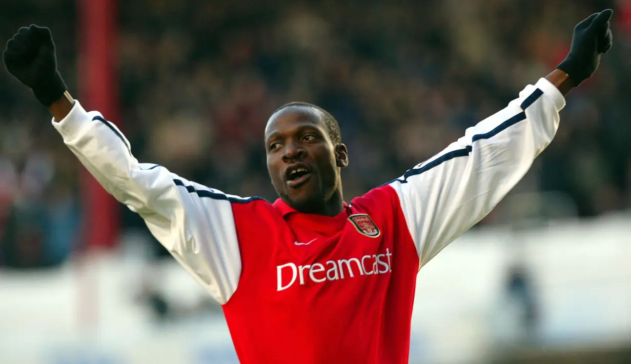Selebrasi bek Arsenal, Lauren setelah mencetak gol ke gawang Fulham pada laga Liga Inggris 2001/2002 di Highbury Stadium, London (23/2/2002). Gelar Liga Inggris pertama diraih Lauren pada musim keduanya 2001/2002 di mana ia total tampil dalam 27 laga di Liga Inggris. Sementara gelar kedua diraihnya pada musim 2003/2004 dengan tak terkalahkan, di mana ia tampil dalam total 32 laga di Liga Inggris. (AFP/Odd Andersen)
