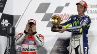 Valentino Rossi mengangkat trofi pertama di GP Qatar 2015 (REUTERS/Fadi Al-Assaad)