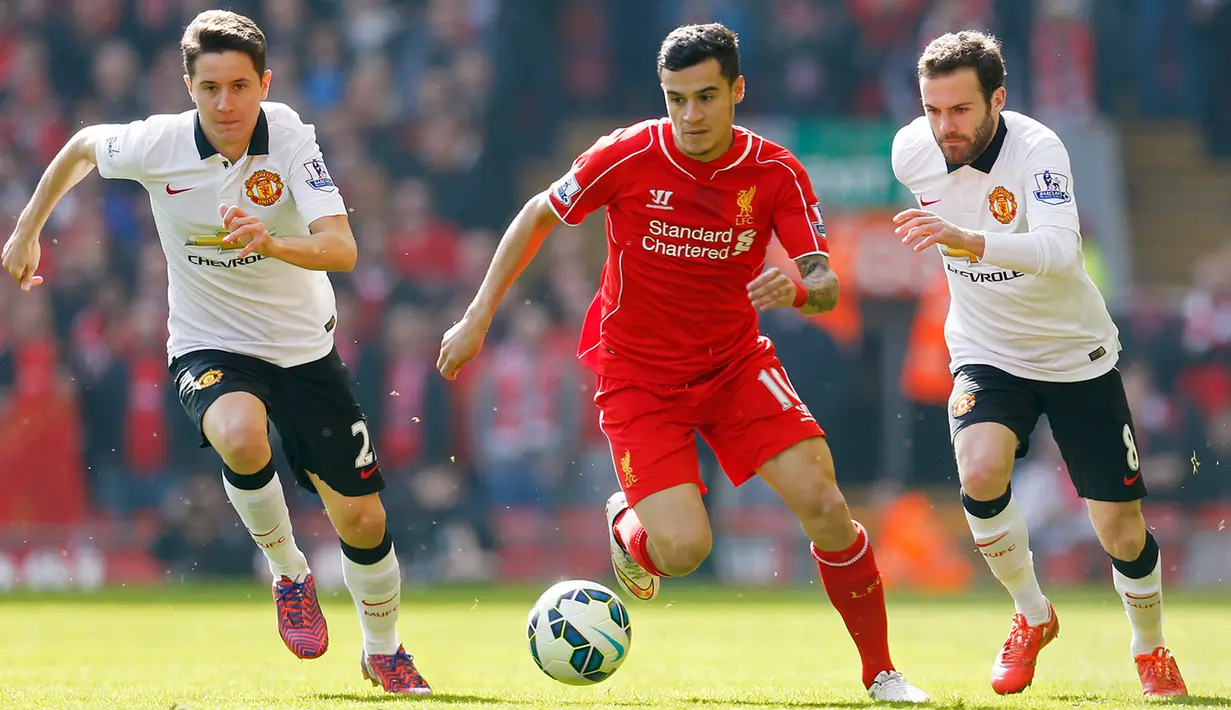 Duel panas terjadi di laga Liga Premier Inggris antara Liverpool dengan Manchester United di Anfield Stadium, Inggris, Minggu (22/3/2015 ). Manchester United menang 2-1 atas Liverpool. (Reuters/Carl Recine)