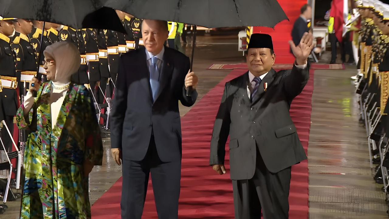 Momen Paspampres Berhenti Payungi Prabowo usai Mayor Teddy Diduga Ucapkan Sesuatu