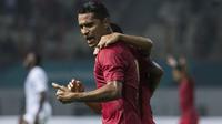 Striker Timnas Indonesia, Beto Goncalves, merayakan gol yang dicetaknya ke gawang Hongkong pada laga persahabatan di Stadion Wibawa Mukti, Jakarta, Selasa (16/10). Kedua negara bermain imbang 1-1. (Bola.com/Vitalis Yogi Trisna)