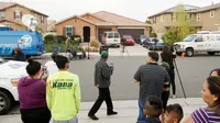 Awak media berkumpul di depan rumah ditemukannya 13 anak yang kurang gizi dan dirantai oleh orang tuanya di Perris, California, Senin (15/1). Orang tua itu diidentifikasi sebagai David Allen Turpin dan Louise Anna Turpin (Sandy Huffaker/Getty Images/AFP)