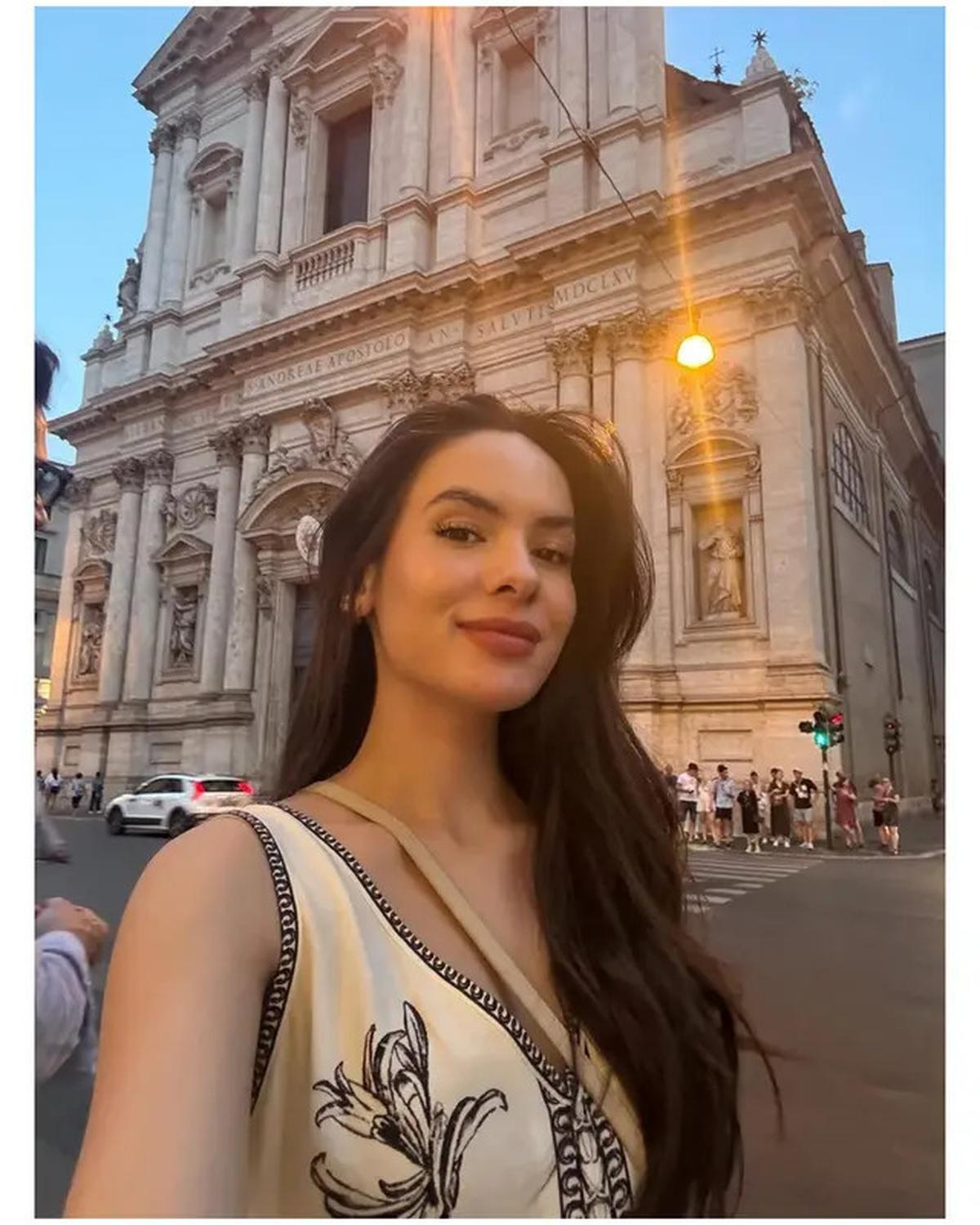 6 Gaya Busana Steffi Zamora Liburan di Italia, Hadiri Pernikahan Adik Nino Fernandez
