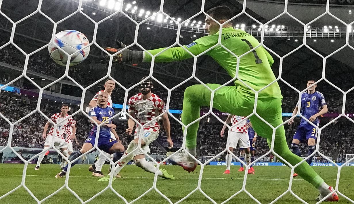 <p>Pemain Jepang,&nbsp;Daizen Maeda mencetak gol ke gawang Kroasia saat laga 16 besar Piala Dunia 2022 yang berlangsung di Al Janoub Stadium, Senin (05/12/2022). (AP/Thanassis Stavrakis)</p>