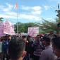 Aliansi Gerakan Pemuda dan Mahasiswa Peduli Gorontalo kembali menggelar unjuk rasa di depan Kantor Imigrasi Provinsi Gorontalo. (Arfandi Ibrahim/Liputan6.com)