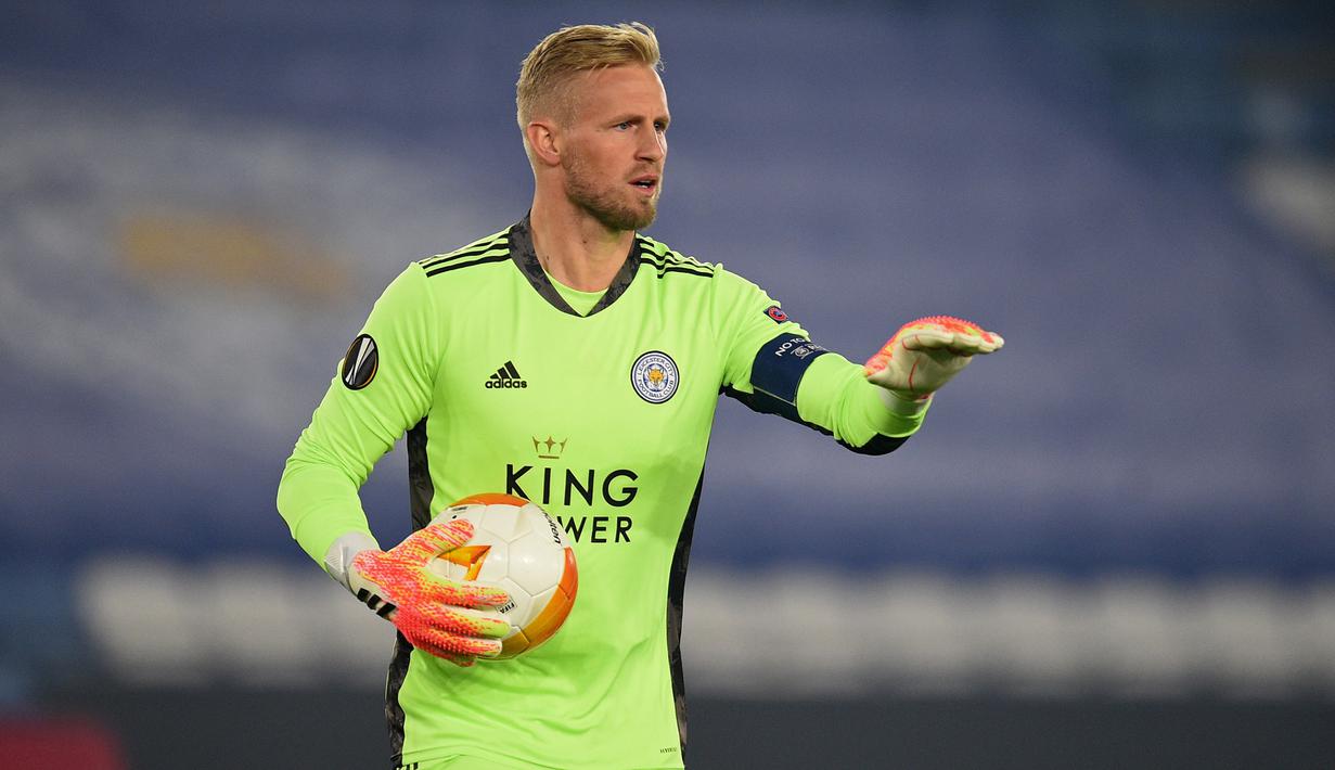 6. Kasper Schmeichel (Leicester City) - Kasper Schmeichel menjadi pilar utama dalam menjaga mistar gawang Leicester City. Kiper berusia 34 tahun ini melakukan 22 penyelamatan dan 3 clean sheets dari 8 penamilannya bersama Leicester hingga pekan ke-8 Liga Inggris. (AFP/Oli Scarff)