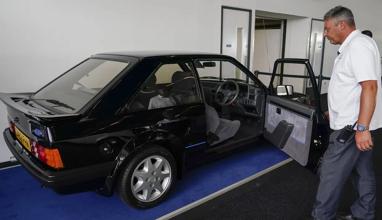 Mobil Ford Escort RS Turbo Series 1 milik mending Putri Diana, Princess of Wales, terlihat saat preview lelang di sirkuit Silverstone, di Northamptonshire, Inggris, Jumat, 26 Agustus 2022. Ford Escort hitam langka yang dikendarai mendiang Putri Diana antara tahun 1985 hingga 1988 dilelang untuk pertama kalinya, pada tahun yang menandai peringatan 25 tahun kematiannya, pada 31 Agustus 1997. (AP Photo/Alberto Pezzali)