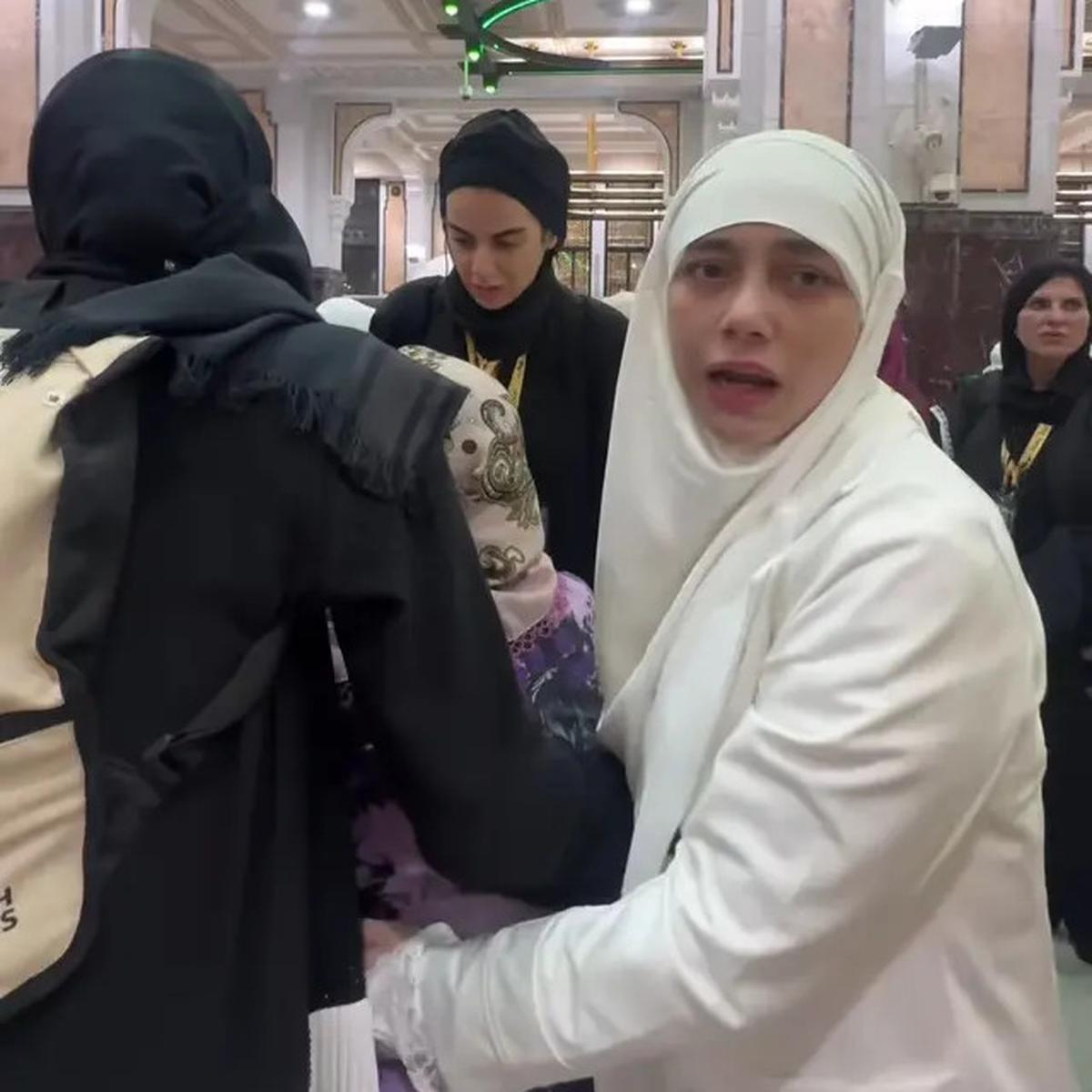 Momen Celine Evangelista Bantu Ibu-Ibu Terjatuh Saat Umroh