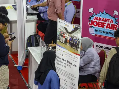 Pencari kerja memadati stan perusahaan pada Bursa Kerja Jakarta di Gelanggang Olahraga (GOR) Ciracas, Jakarta, Senin (19/5/2025). (merdeka.com/Arie Basuki)