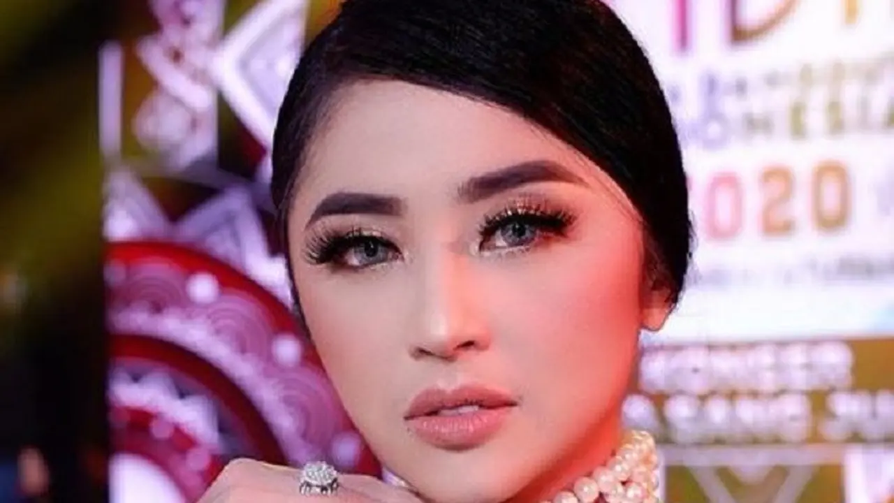 Dewi Perssik (Foto: Instagram/@dewiperssikreal)