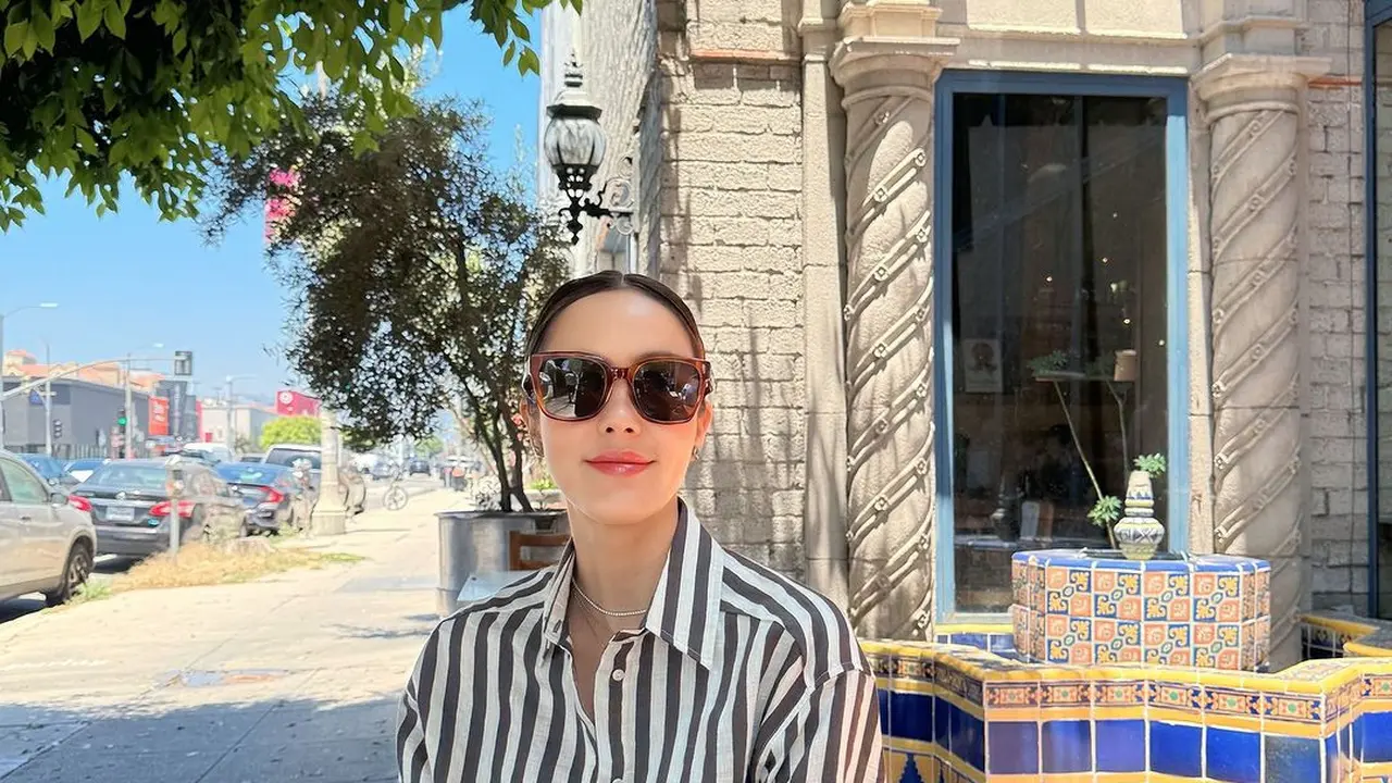 6 Gaya Fashion Musim Panas Cathy Sharon yang Tengah Liburan di California, Makin Memesona di Usia 41 Tahun