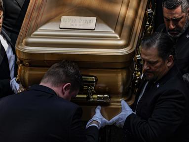 Para pengusung jenazah membawa peti mati Ivana Trump saat prosesi pemakaman di Gereja Katolik Roma St. Vincent Ferrer, New York, Rabu (20/7/2022). Ivana Trump meninggal dunia 14 Juli 2022 lalu. Wanita berusia 73 tahun itu dilaporkan jatuh dari tangga apartemennya di Manhattan. (AP Photo/Julia Nikhinson)