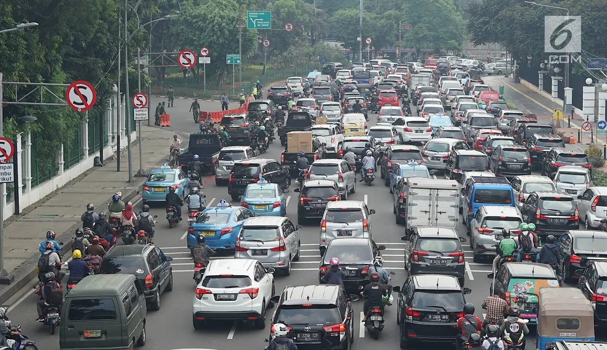 Sejumlah kendaraan terjebak kemacetan di sekitar lokasi pengalihan arus lalu lintas di Jalan Medan Merdeka Timur, Jakarta, Jumat (14/6/2019). Pengalihan arus dilakukan di sejumlah titik menuju Gedung Mahkamah Konstitusi terkait sidang perdana sengketa Pilpres 2019. (Liputan6.com/Immanuel Antonius)